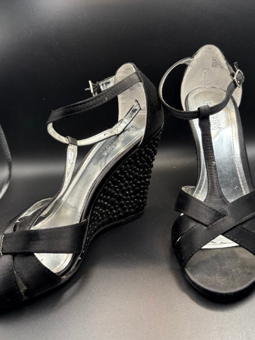 Kenneth Cole Reaction Sparkle Dove Wedge Sandals Black T Strap Sz 7M